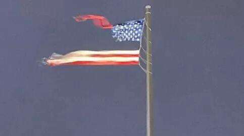 美国最大国旗遇雷暴,被撕成两半